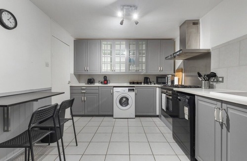 Junction Apartment | 15 Mins to Central LDN | Spacious Home | Sleeps 8