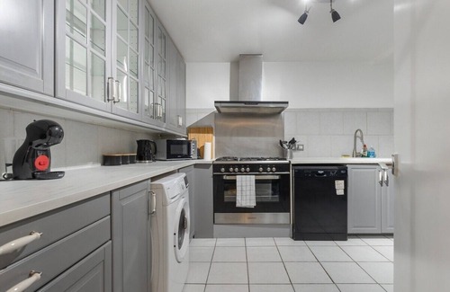 Junction Apartment | 15 Mins to Central LDN | Spacious Home | Sleeps 8