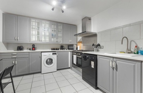 Junction Apartment | 15 Mins to Central LDN | Spacious Home | Sleeps 8