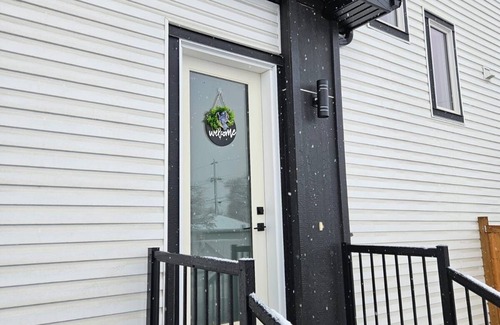 Southeast Calgary Apartment | 15 mins to Downtown Calgary and 2 mins drive to amenities.
