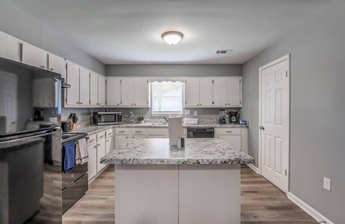 Frayser House | 15 Mins to Downtown & Zoo! Hawkins Mill Hideaway