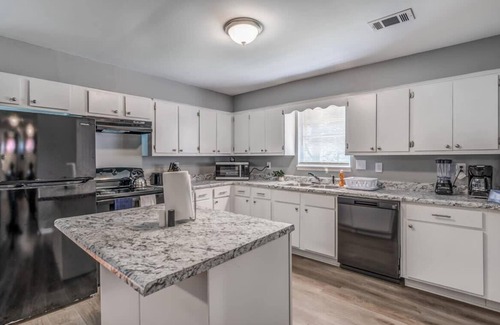 Frayser House | 15 Mins to Downtown & Zoo! Hawkins Mill Hideaway