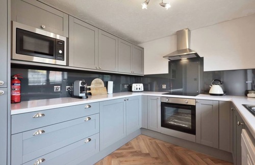 Hereford House | 15 Mins Walk to City Parking for 3 cars Walk to the Pub 6 mins Garden Spacious Home King Bedroom Smart TV