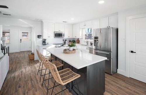 Graford House | 15 minutes from Rocker B! Luxury Waterfront PK Home - Pickle Ball Court!