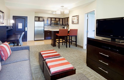 Hollywood Park Condo | 15 Minutes from Six Flags! | Free Breakfast Every Morning + Outdoor Pool + Hot Tub