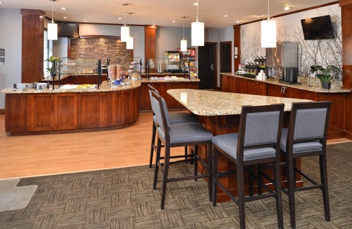Hollywood Park Condo | 15 Minutes from Six Flags! | Free Breakfast Every Morning + Outdoor Pool + Hot Tub