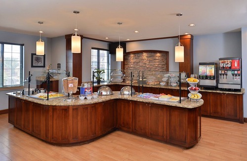 Hollywood Park Condo | 15 Minutes from Six Flags! | Free Breakfast Every Morning + Outdoor Pool + Hot Tub
