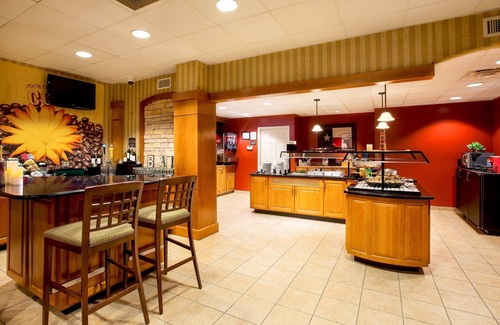 Shearer Hills - Ridgeview Condo | 15 Minutes from the Riverwalk! | Outdoor Pool, Hot Tub, and Free Breakfast!