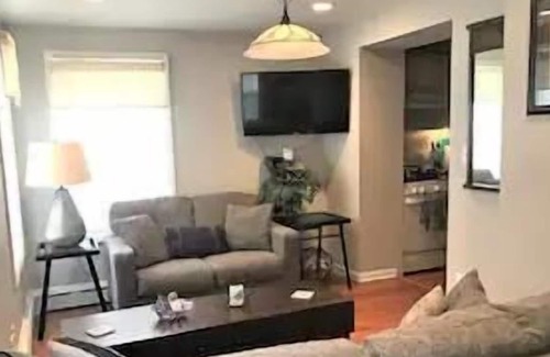 Jefferson Park Apartment | 15 Minutes ORD & Dwtwn1-Bed Apartment in Chicago