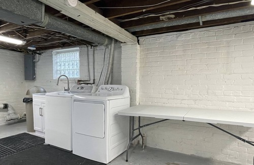 Warren House | 15 Minutes to Almost Anywhere! Safe and Clean!