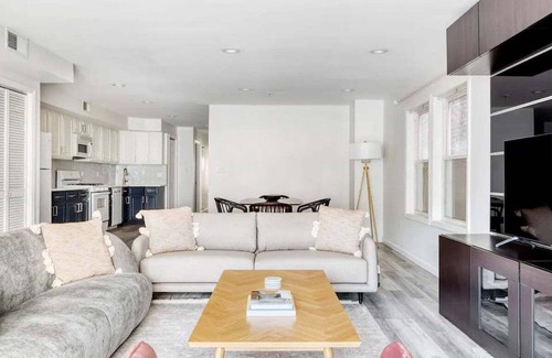 Union City Apartment | 15 minutes to NYC Washer+Dryer Onsite Parking