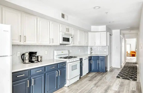 Union City Apartment | 15 minutes to NYC Washer+Dryer Onsite Parking