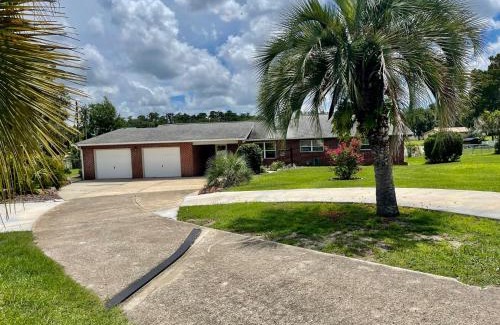 Crystal River House | 15 Minutes to the Gulf of Mexico! Beautiful home on Lake Rousseau