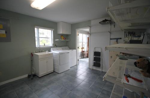 Crystal River House | 15 Minutes to the Gulf of Mexico! Beautiful home on Lake Rousseau