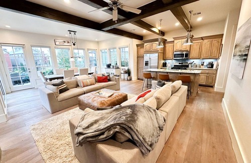 Vinita House | 15% off gorgeous cottage, hot tub, pool, fishing ponds, streams, waterfalls!