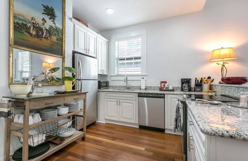 Irish Channel House | 15% OFF Monthly | 10% OFF Weekly-Spacious 5BR Near Magazine St & Uptown