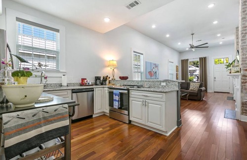 Irish Channel House | 15% OFF Monthly | 10% OFF Weekly-Spacious 5BR Near Magazine St & Uptown