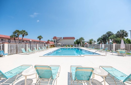 Crescent Beach Condo | 15% Off Sept Stay – Coastal Condo: Beach & Pool!