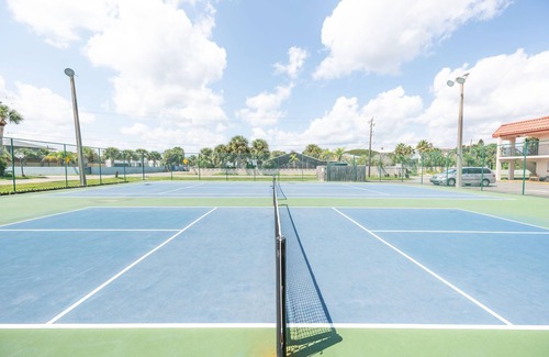 Crescent Beach Condo | 15% Off Sept Stay – Coastal Condo: Beach & Pool!