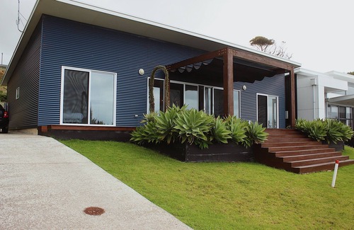 Penneshaw House | 15% Off Weekly | Beachfront-View Blue Shack | 4BR