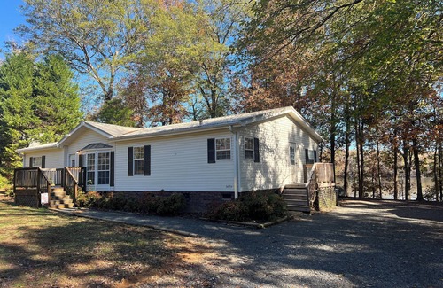 Southmont House | 15 PRIVATE ACRES ! WATERFRONT, SWIMMING POOL ! HOT TUB ! PETS WELCOME TOO !