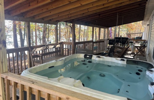 Southmont House | 15 PRIVATE ACRES ! WATERFRONT, SWIMMING POOL ! HOT TUB ! PETS WELCOME TOO !