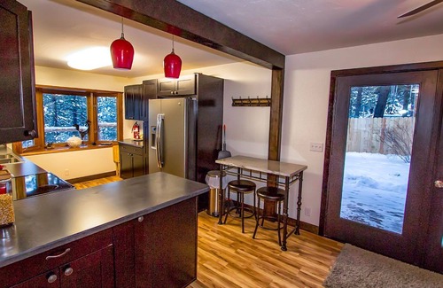 Deschutes River Woods House | 1500 sq ft deck - 5 BR home w/8 beds, hot tub, fireplace - close to town, 1 acre