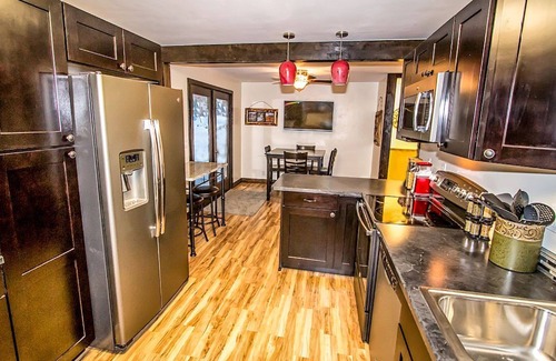 Deschutes River Woods House | 1500 sq ft deck - 5 BR home w/8 beds, hot tub, fireplace - close to town, 1 acre