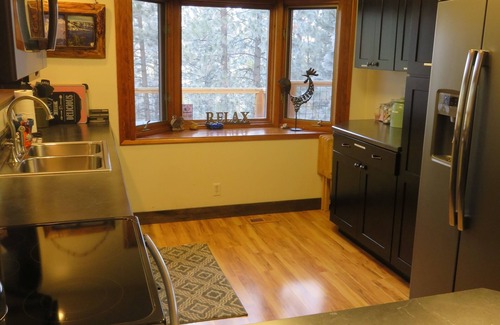 Deschutes River Woods House | 1500 sq ft deck - 5 BR home w/8 beds, hot tub, fireplace - close to town, 1 acre