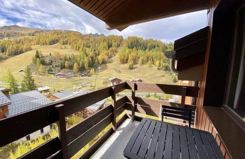 Plagne 1800 Apartment | 150m from shops, 1st floor, view ski slopes, swimming pool, balcony, tv, ski locker, 43m², La Plagne