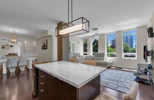 Upper Jarvis Apartment | 1560 sqft Elegant Condo at Downtown Hi-End Shopping & Dining Area - CN Tower View, Bidet, LockBox