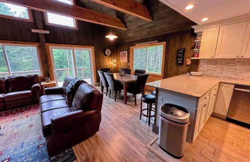 Franconia House | 157SL Peaceful Franconia Notch forest retreat near Cannon; privacy, and comfort - Dog Friendly!
