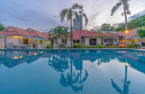 Pratumnak Hill Villa | 15BR-30PAX,300m-Beach & 8mins Walking Street for Families & Group Retreat