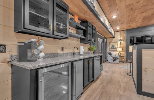 Sevierville Cabin | 15BR Luxury | 3 Cabins | Rooftop Lounges | Indoor Pools | Hot Tubs | Walk to Water Park | 66 Sleep