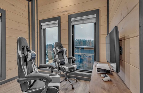 Sevierville Cabin | 15BR Luxury | 3 Cabins | Rooftop Lounges | Indoor Pools | Hot Tubs | Walk to Water Park | 66 Sleep