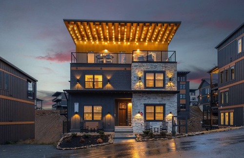 Sevierville Cabin | 15BR Luxury | 3 Cabins | Rooftop Lounges | Indoor Pools | Hot Tubs | Walk to Water Park | 66 Sleep