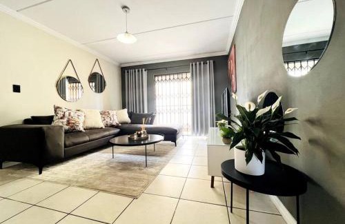 Benoni Apartment | 15min to OR TAMBO perfect long stay WiFi & Netflix