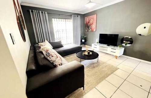 Benoni Apartment | 15min to OR TAMBO perfect long stay WiFi & Netflix