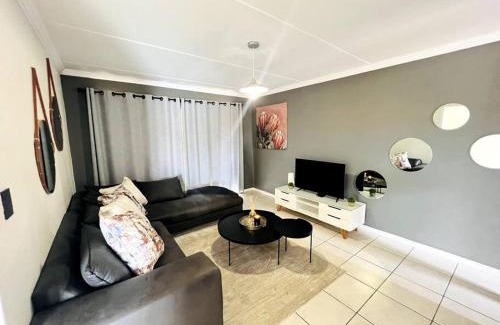 Benoni Apartment | 15min to OR TAMBO perfect long stay WiFi & Netflix