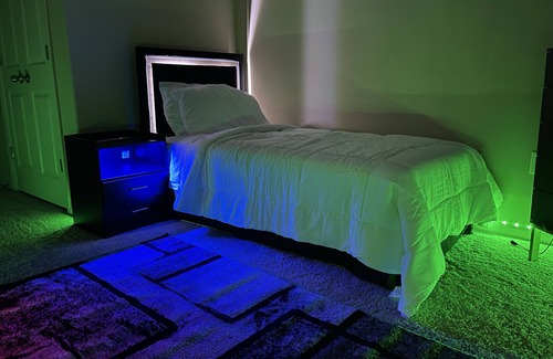 Executive Park Apartment | 15Mins or less to Uptown and Close attractions! URBAN DELUXE SUITE