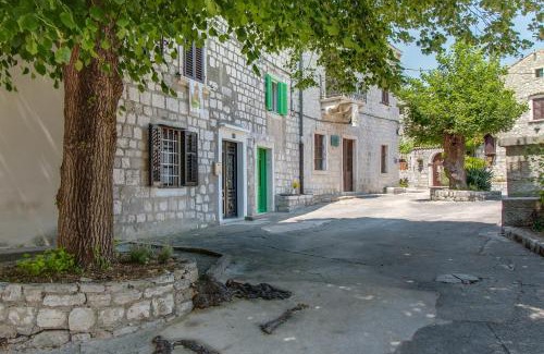 Mali Losinj Apartment | 15th Century House in Osor