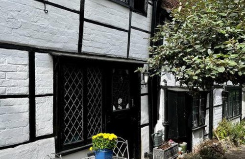 Henley-on-Thames House | 15th century tiny character cottage-Henley centre