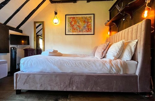 Henley-on-Thames House | 15th century tiny character cottage-Henley centre