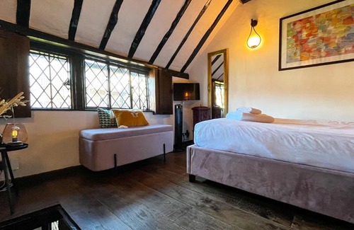 Henley-on-Thames House | 15th century tiny character cottage-Henley centre