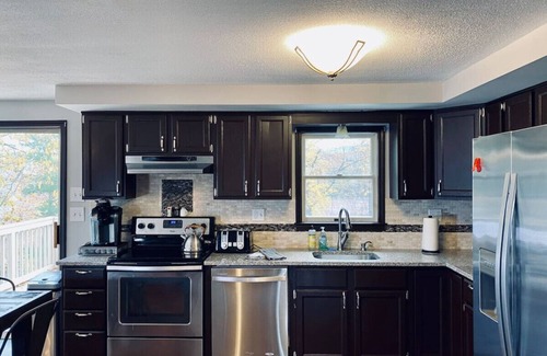 Southington House | #16 *A COZY GETAWAY* 4BED/3BATH HOME W/FIRE PIT