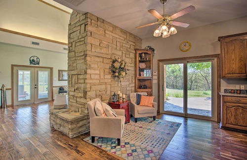 Pilot Point House | 16-Acre Pilot Point Ranch: Private Pond & Hot Tub