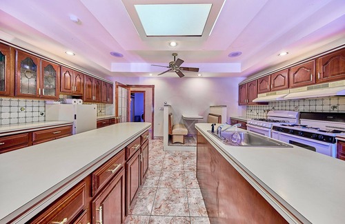Rowland House | 16 Bedroom 20 Bathroom Mansion with Indoor Pool