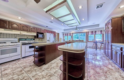 Rowland House | 16 Bedroom 20 Bathroom Mansion with Indoor Pool