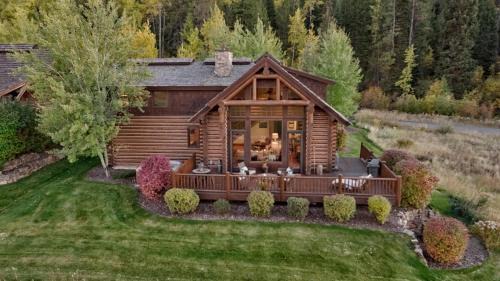 Victor House | 16 Blackfoot Trail