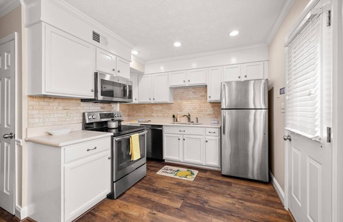 Gainesville Condo | 16+ day, Quiet 2/1.5 condo 5 min from NE Georgia Med Center & Gainesville Square